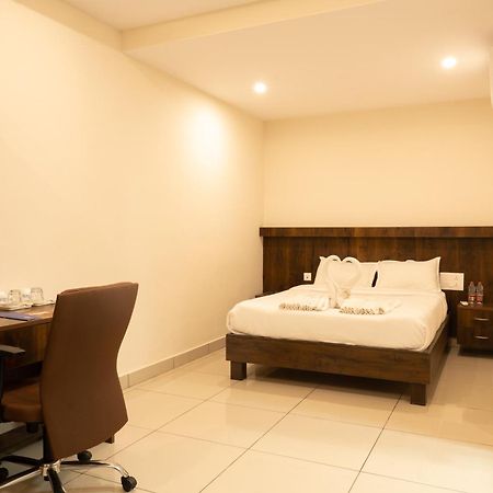 The King'S Meadows Hotel Golhalli Buitenkant foto