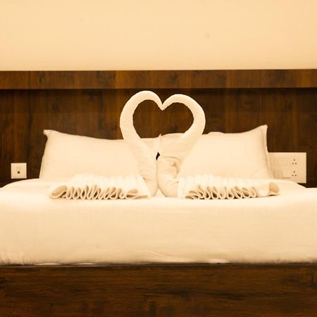 The King'S Meadows Hotel Golhalli Buitenkant foto