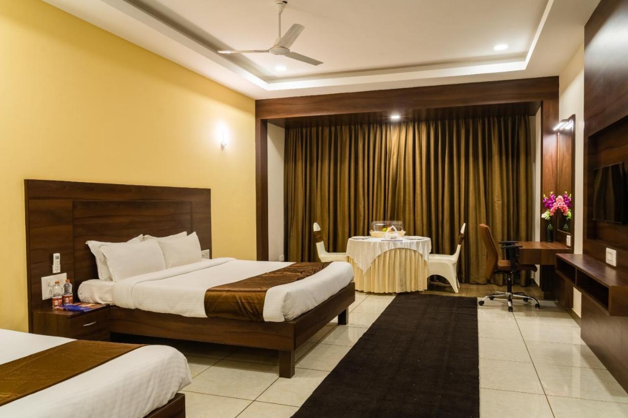 The King'S Meadows Hotel Golhalli Buitenkant foto