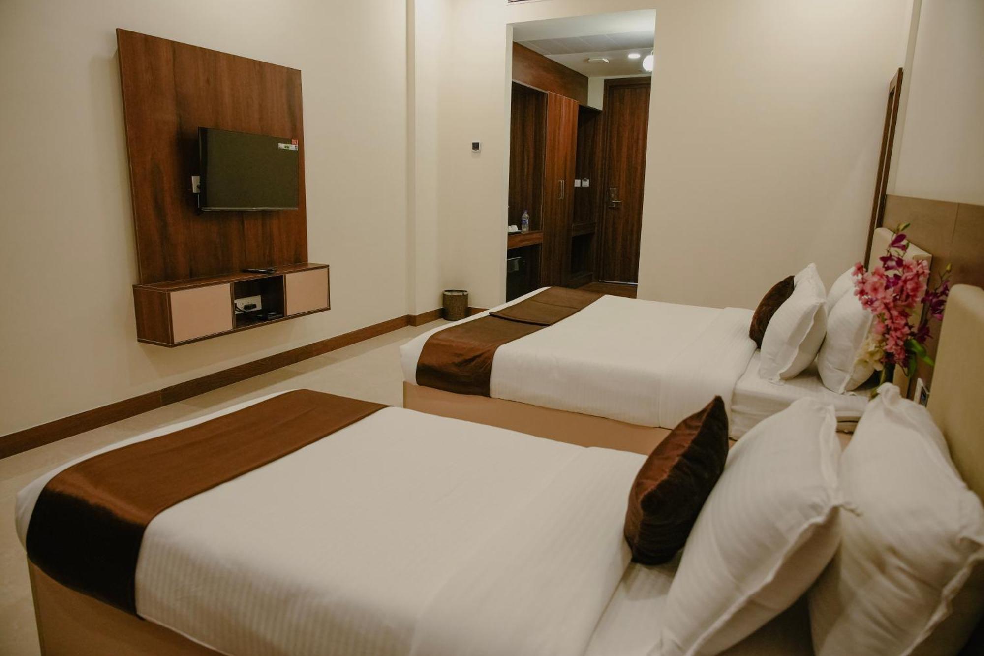 The King'S Meadows Hotel Golhalli Buitenkant foto