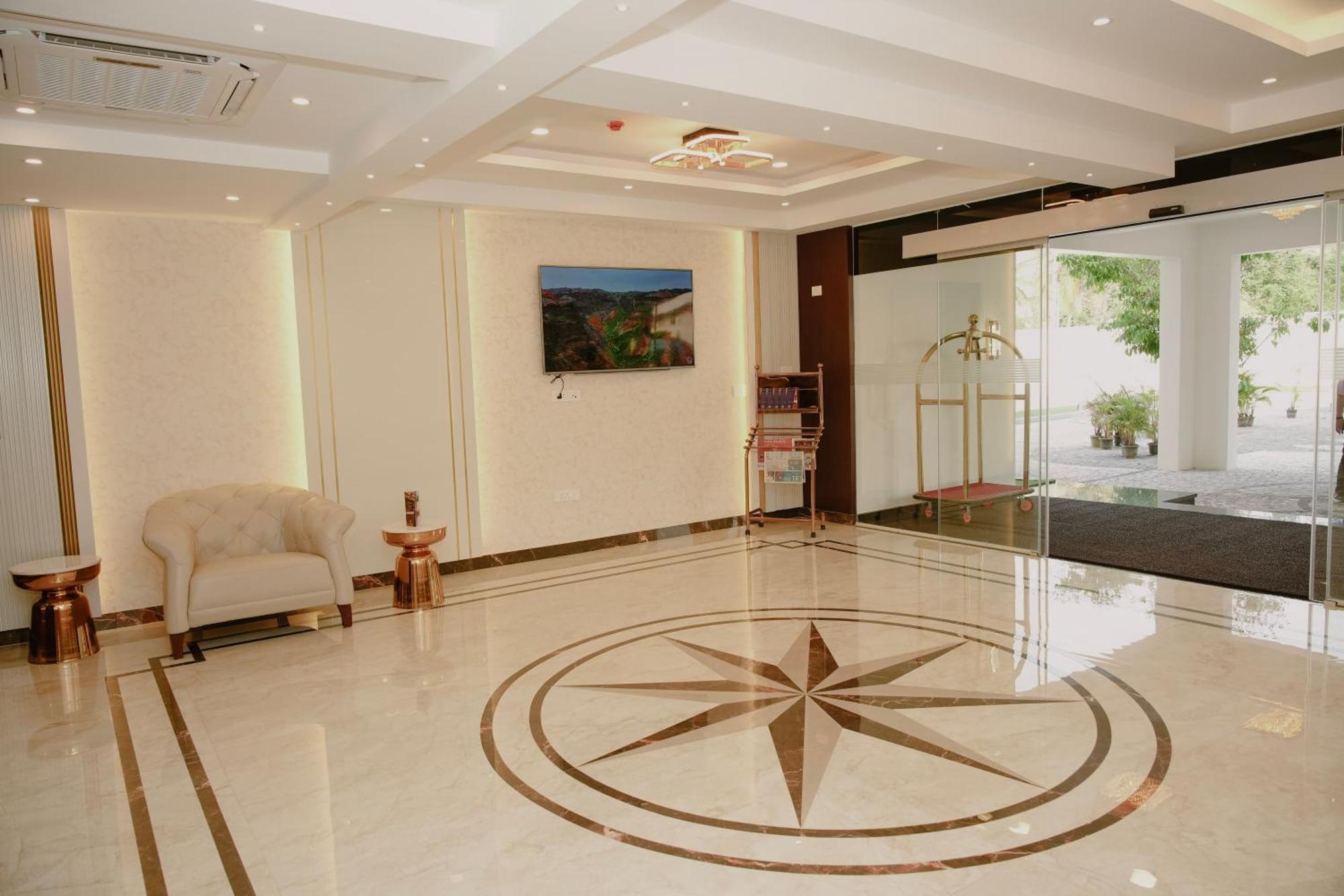 The King'S Meadows Hotel Golhalli Buitenkant foto