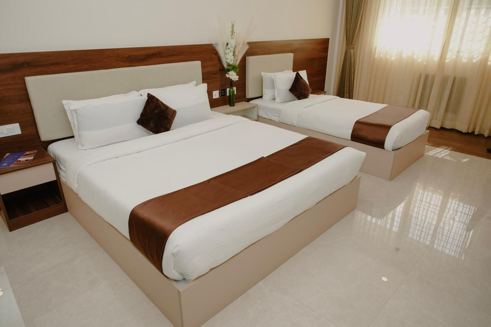 The King'S Meadows Hotel Golhalli Buitenkant foto