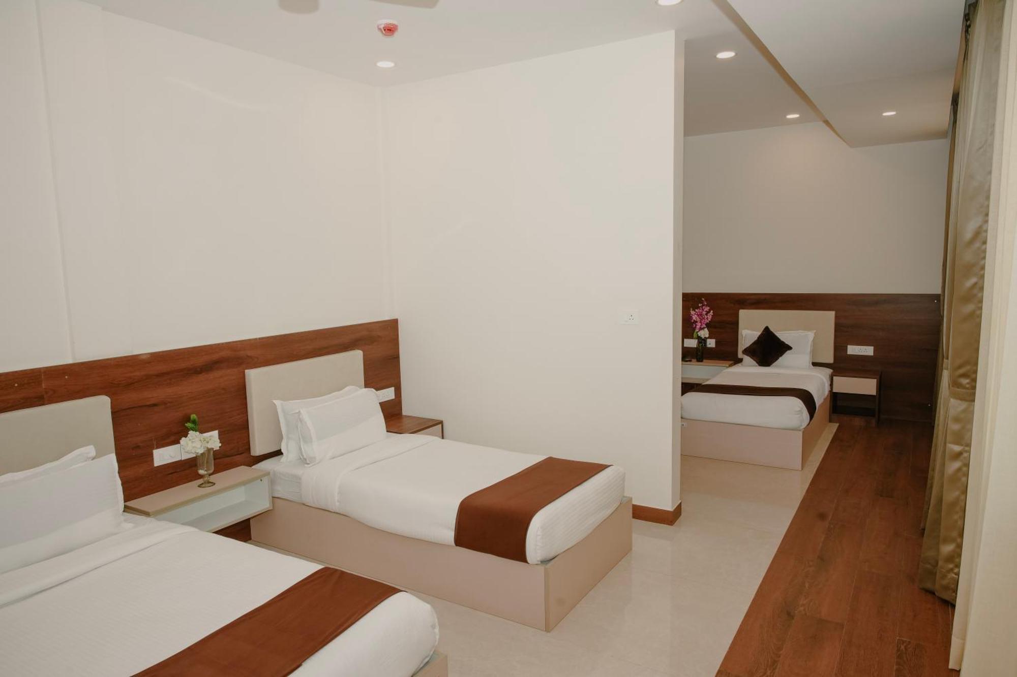 The King'S Meadows Hotel Golhalli Buitenkant foto