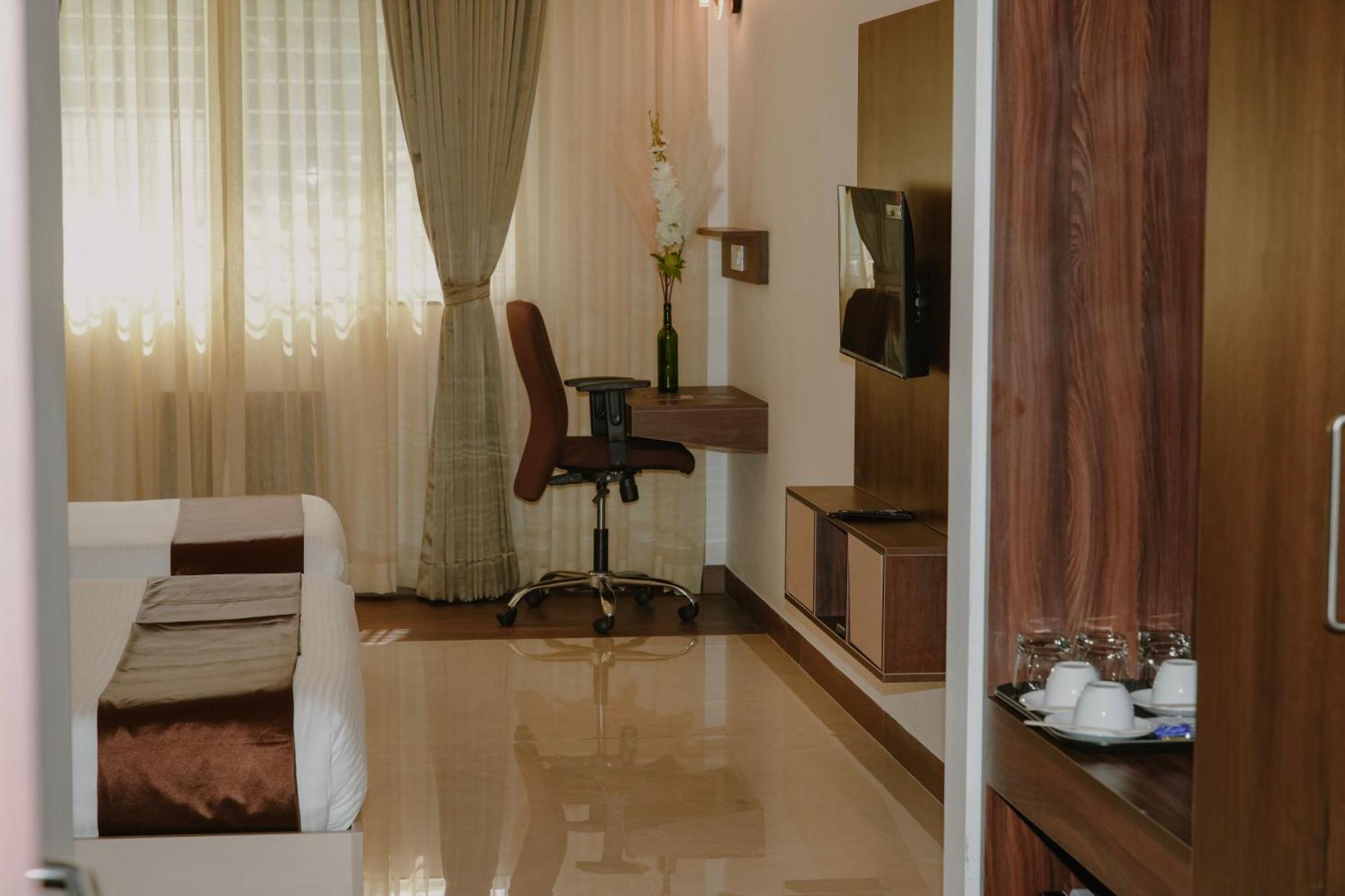 The King'S Meadows Hotel Golhalli Buitenkant foto