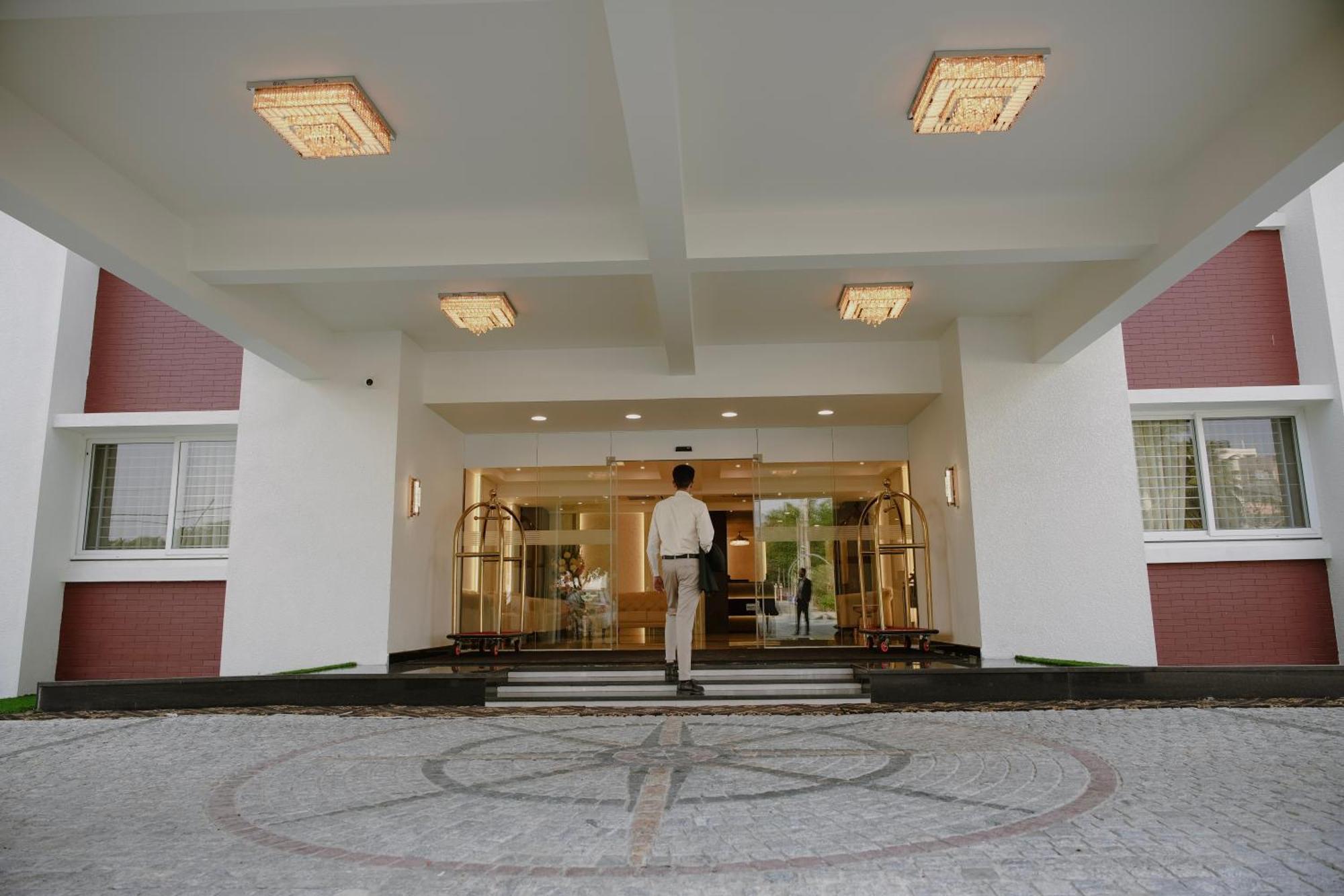 The King'S Meadows Hotel Golhalli Buitenkant foto