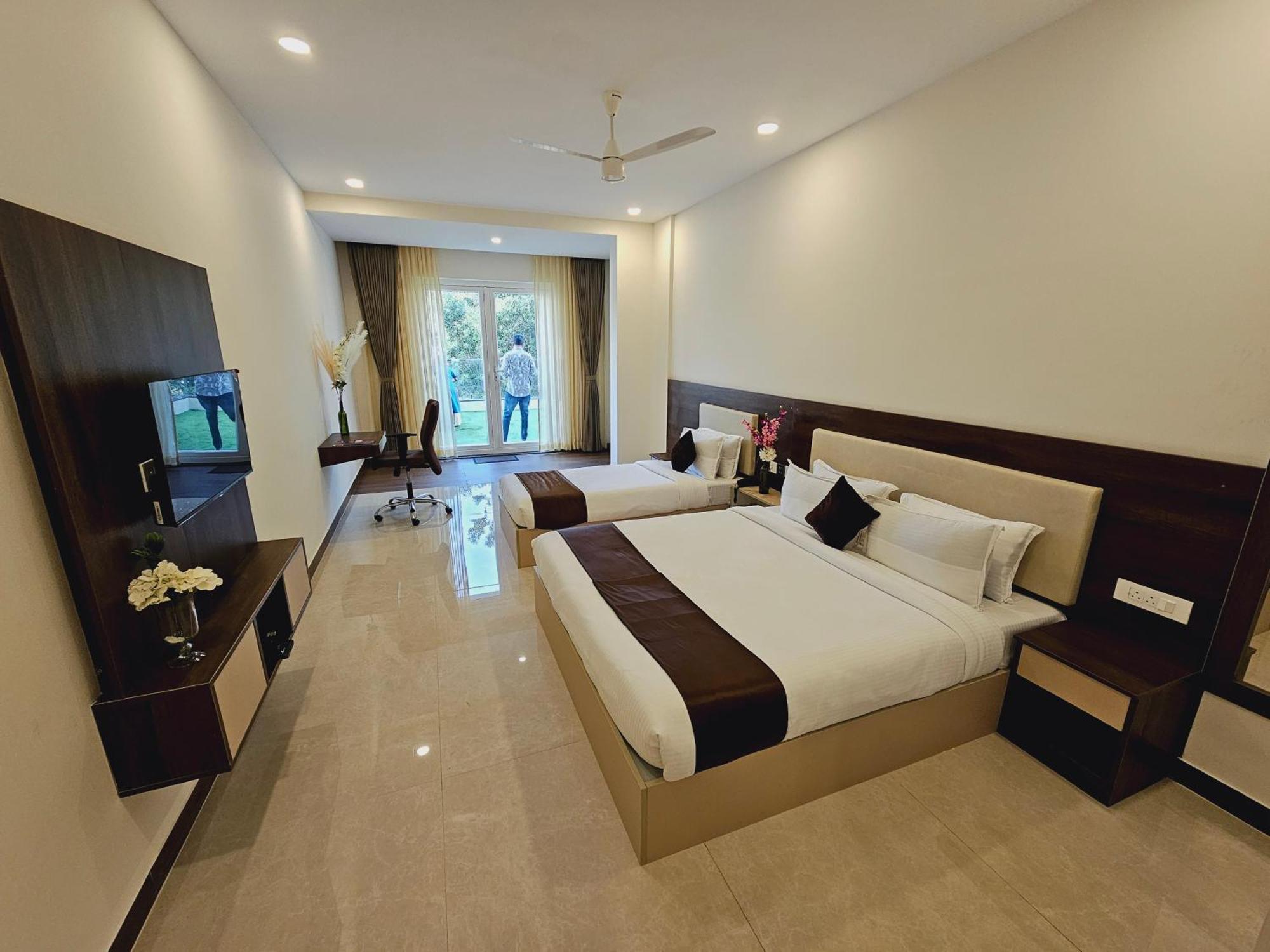The King'S Meadows Hotel Golhalli Buitenkant foto