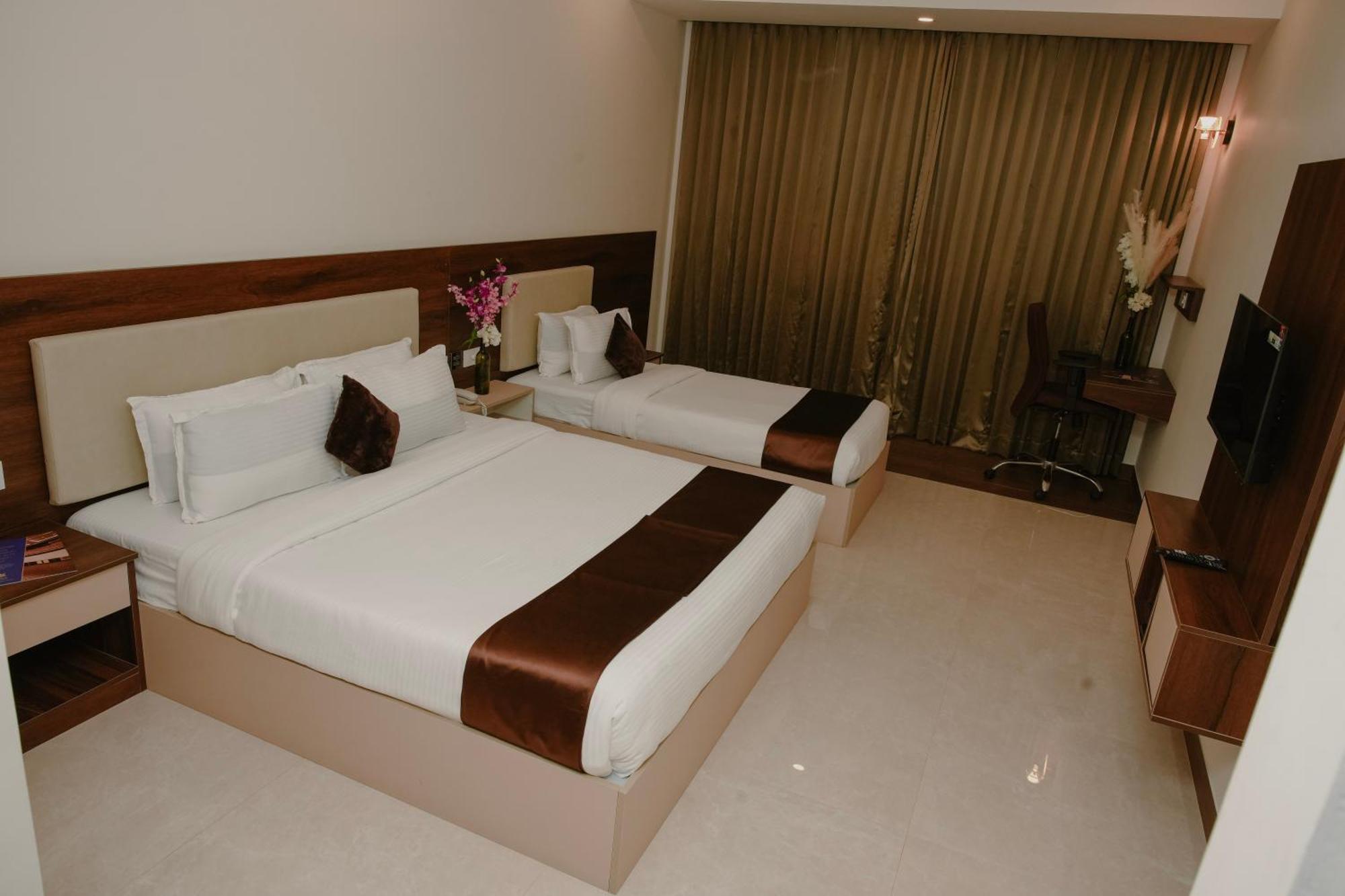 The King'S Meadows Hotel Golhalli Buitenkant foto