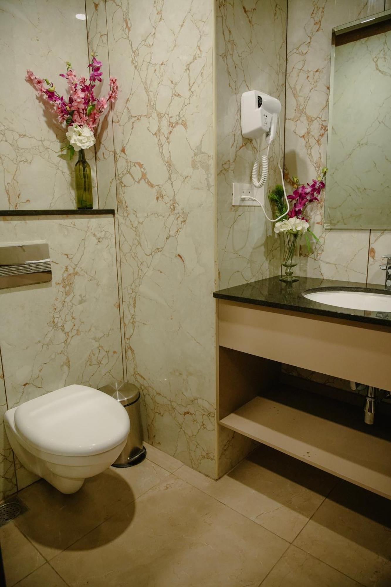 The King'S Meadows Hotel Golhalli Buitenkant foto