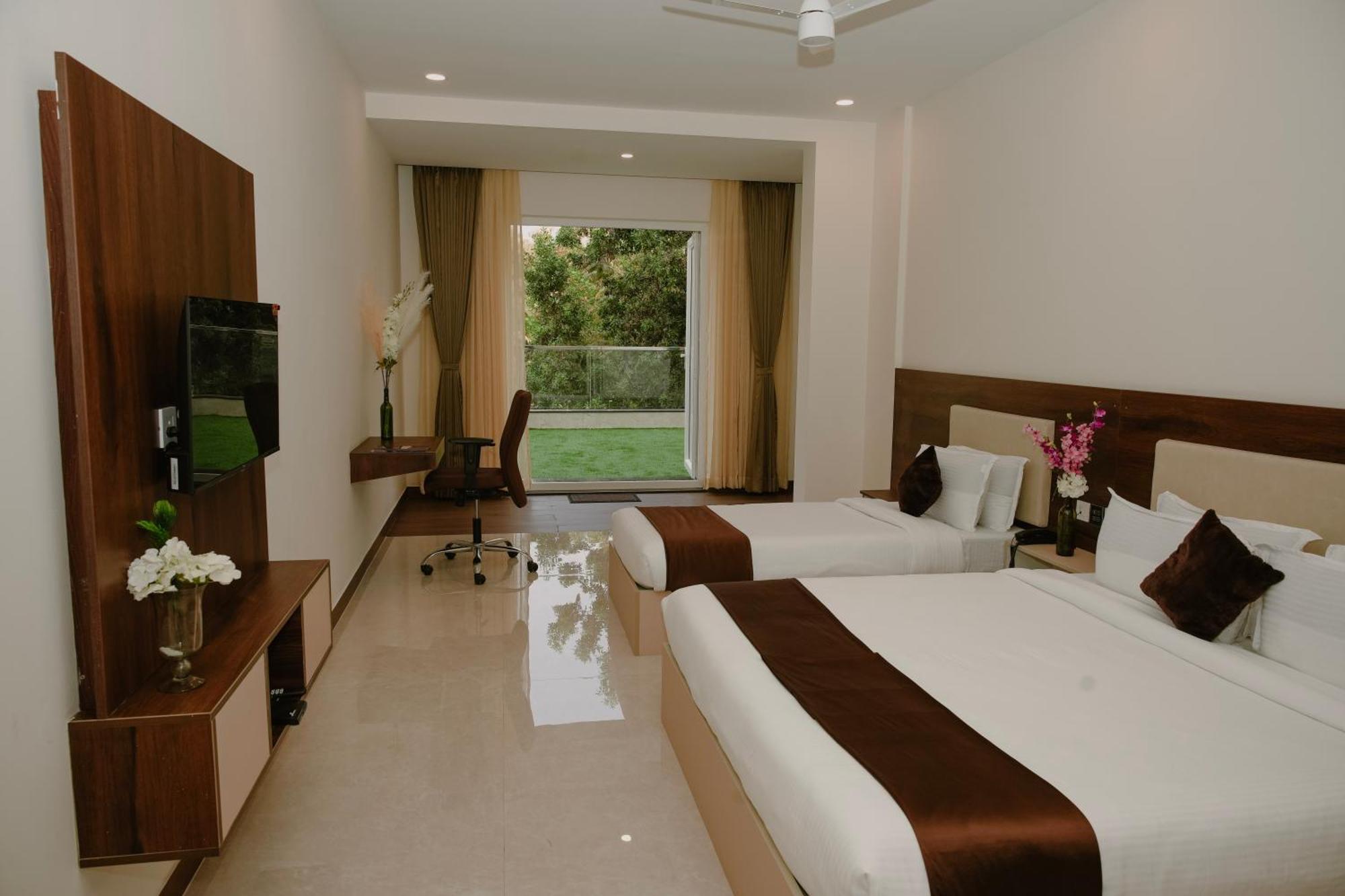 The King'S Meadows Hotel Golhalli Buitenkant foto