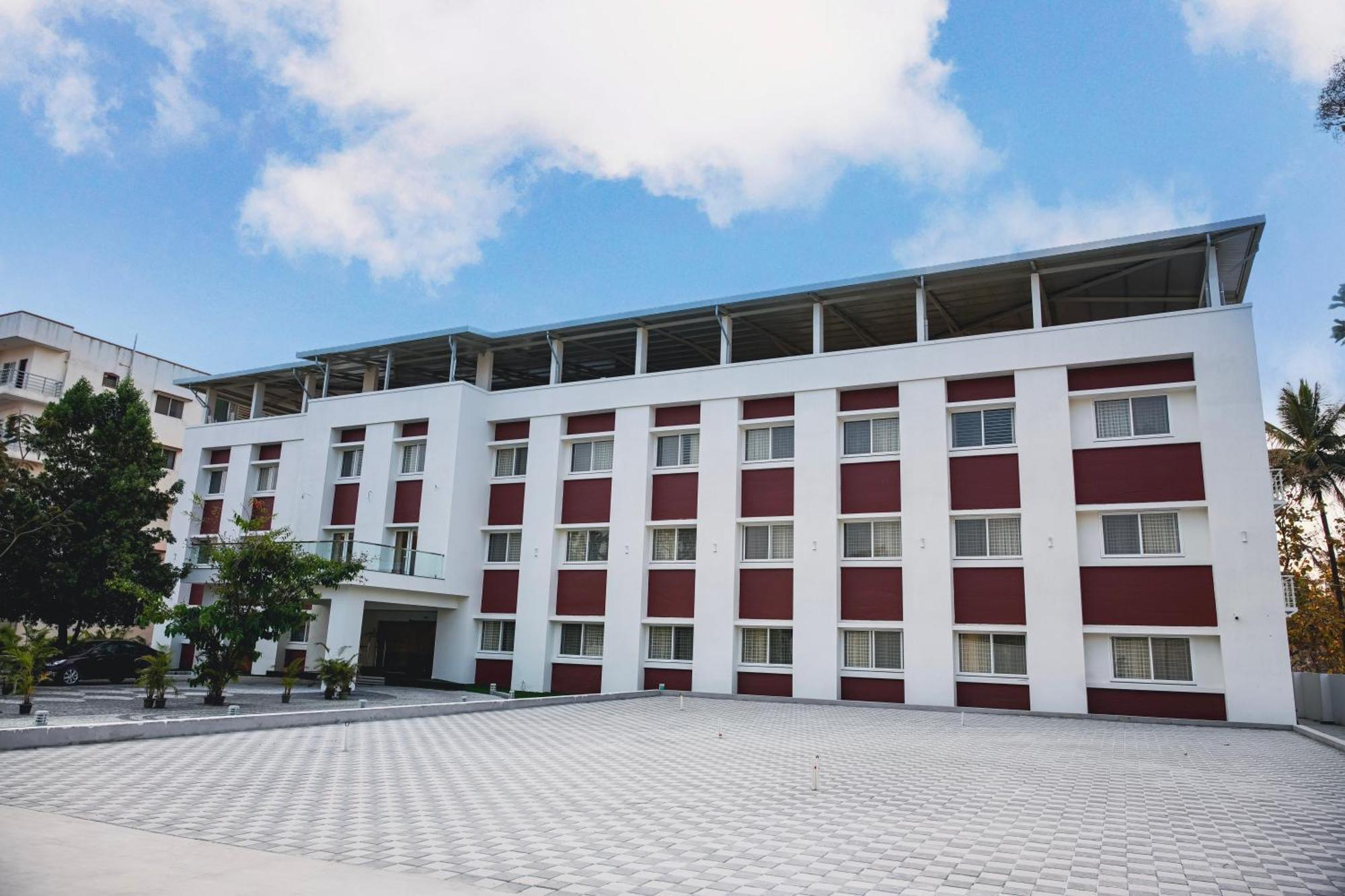The King'S Meadows Hotel Golhalli Buitenkant foto