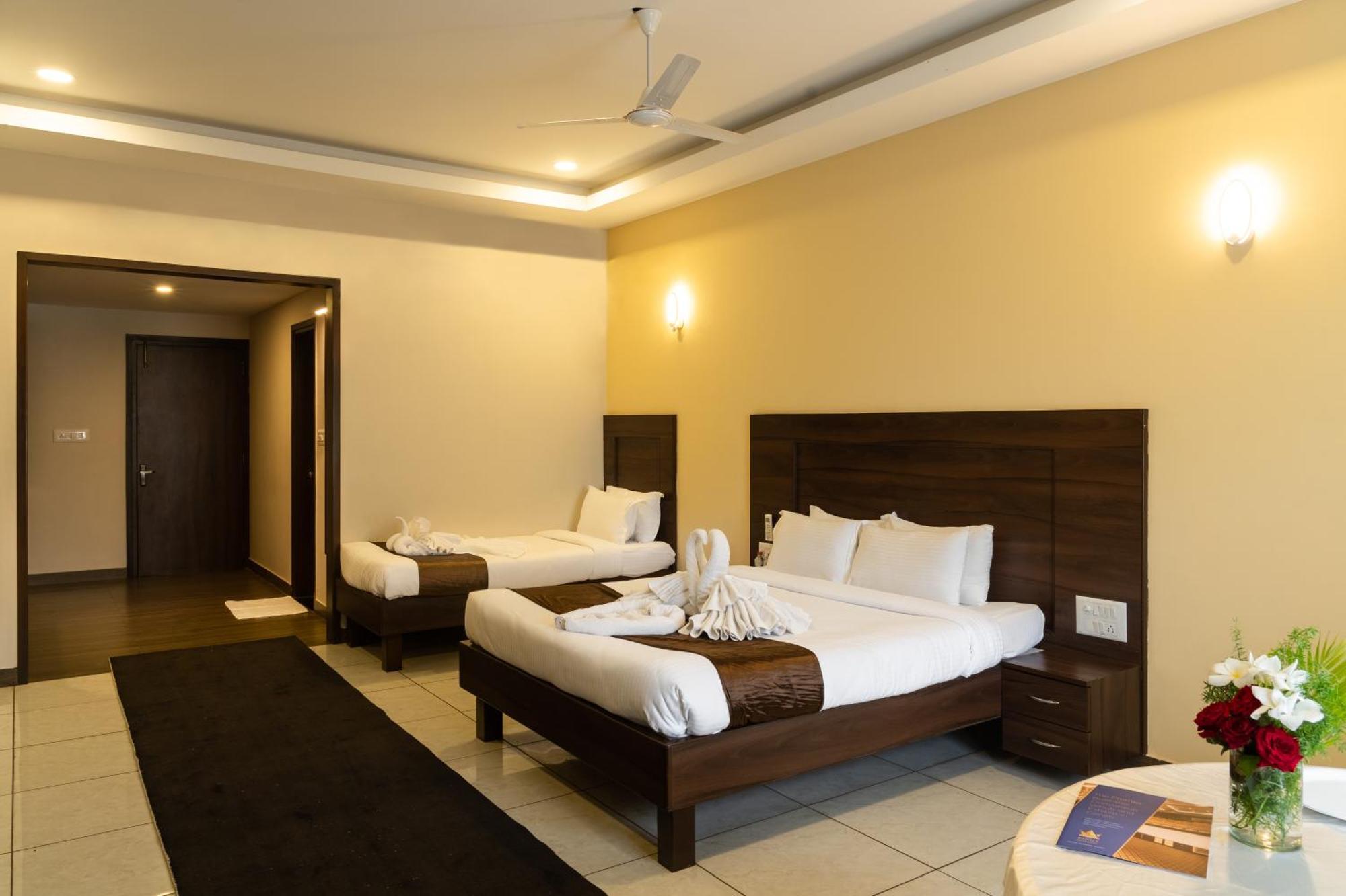 The King'S Meadows Hotel Golhalli Buitenkant foto