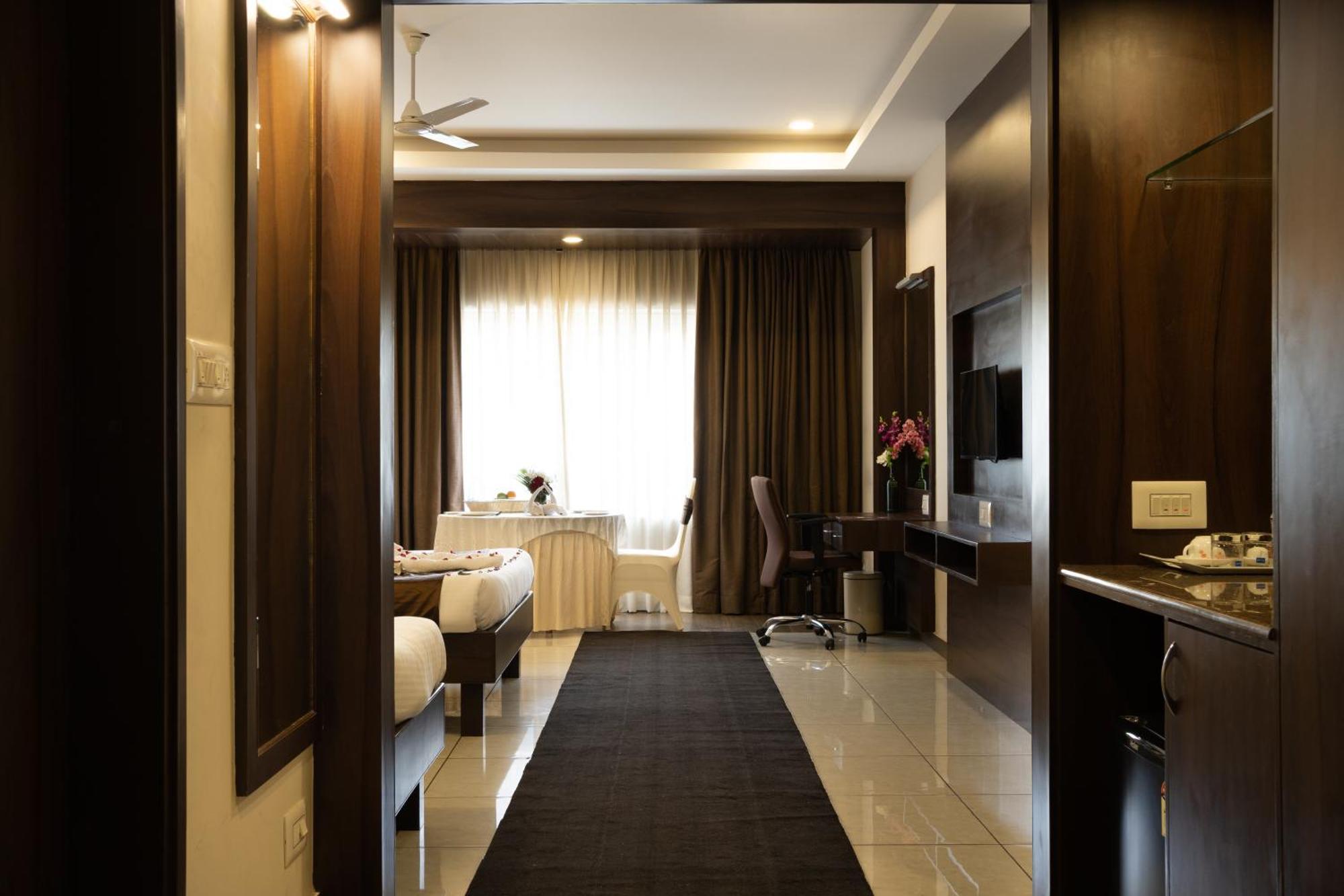 The King'S Meadows Hotel Golhalli Buitenkant foto