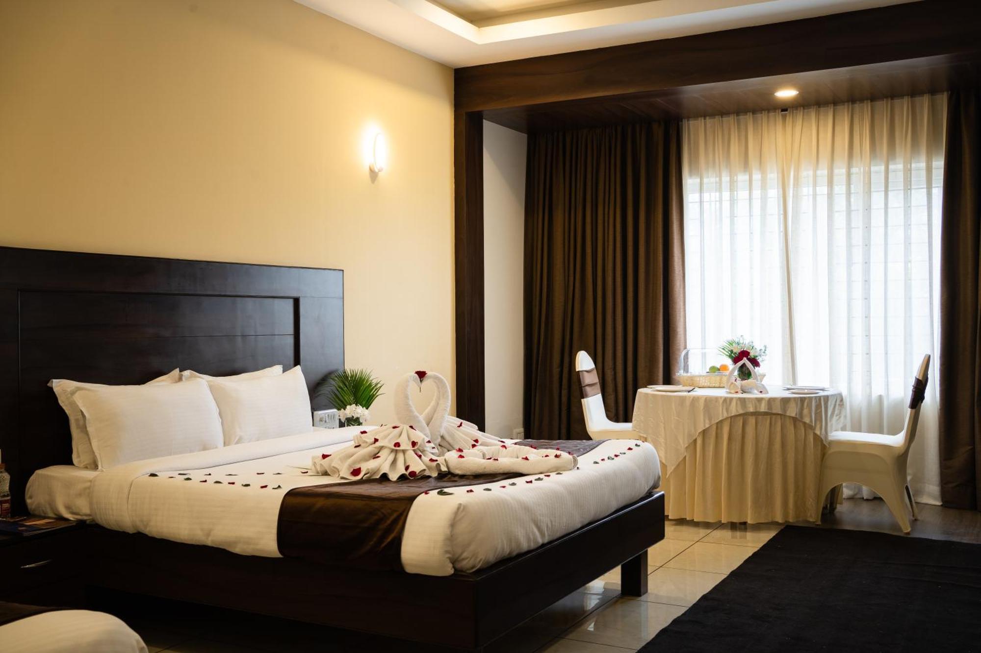 The King'S Meadows Hotel Golhalli Buitenkant foto