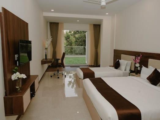 The King'S Meadows Hotel Golhalli Buitenkant foto