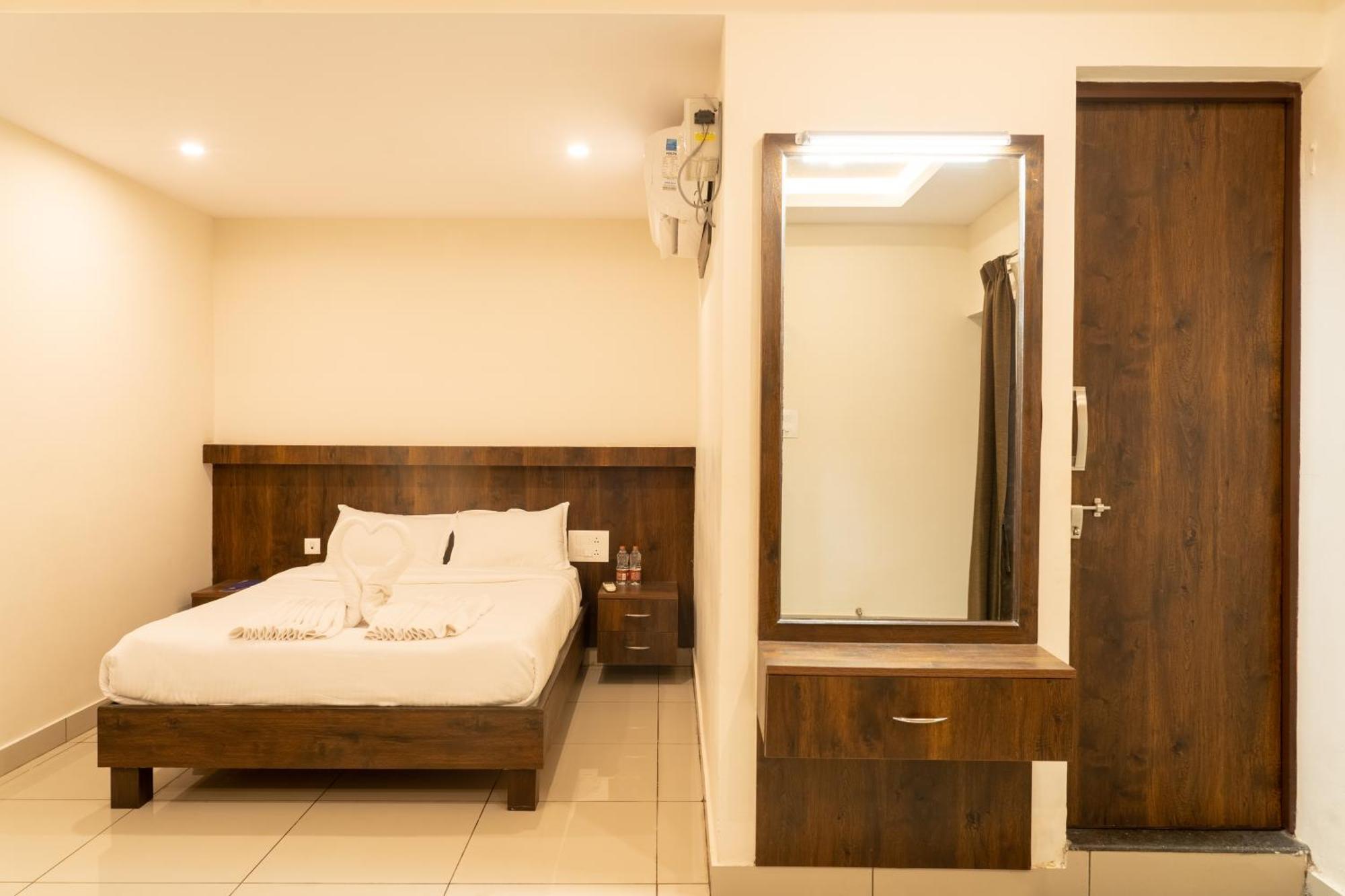 The King'S Meadows Hotel Golhalli Buitenkant foto