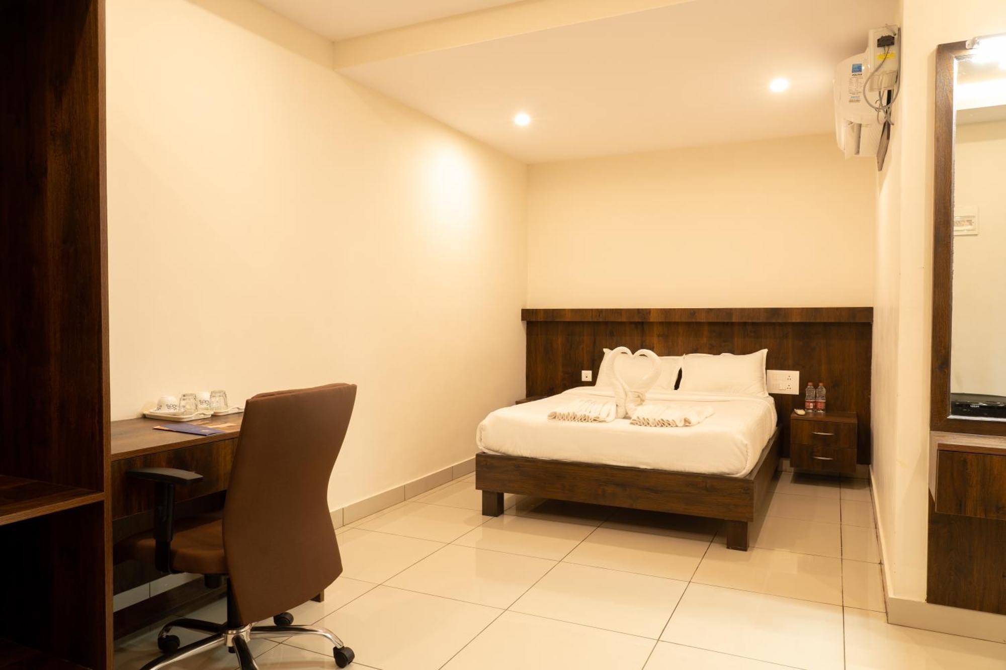 The King'S Meadows Hotel Golhalli Buitenkant foto